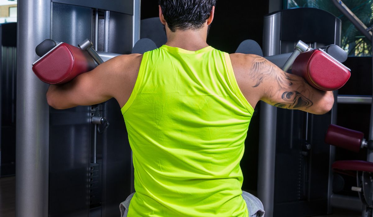 Esercizi per potenziare i deltoidi: la scheda per l’allenamento perfetto da svolgere a casa